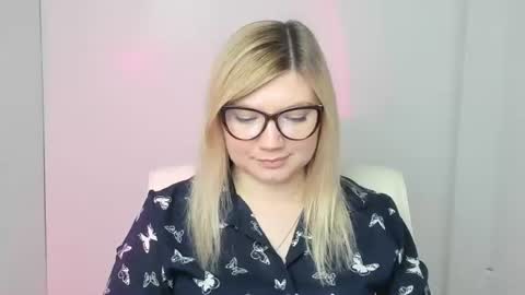 Snapshot of molly_moree chatting on 11.04.25 Molly online show from 11.04.25