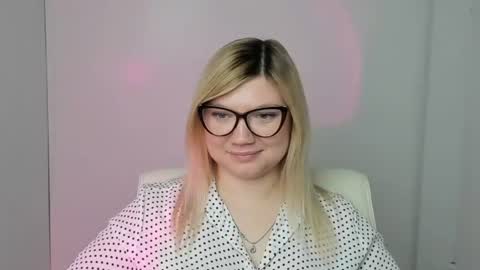 Snapshot of molly_moree chatting on 11.05.25 Molly online show from 11.05.25