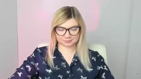 Snapshot of molly_moree chatting on 11.10.25 Molly online show from 11.10.25