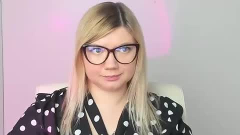 Snapshot of molly_moree chatting on 11.11.25 Molly online show from 11.11.25