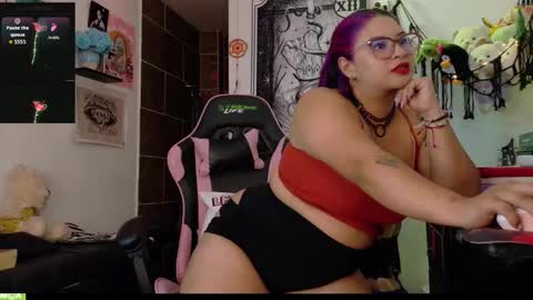 Snapshot of molly_shake chatting on 12.17.25 Molly online show from 12.17.25