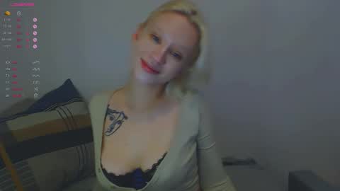 Snapshot of molly_smolly_ chatting on 11.23.25 lo online show from 11.23.25