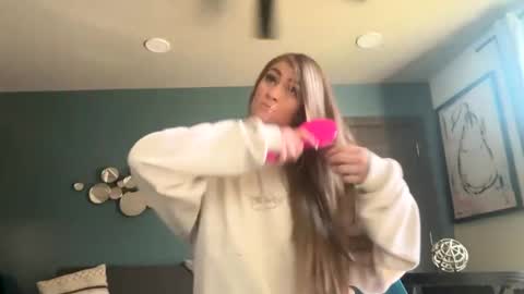 Snapshot of molly_theslut chatting on 10.08.25 molly_theslut online show from 10.08.25