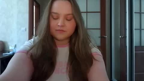 Snapshot of mollyas chatting on 09.22.25 Alice online show from 09.22.25