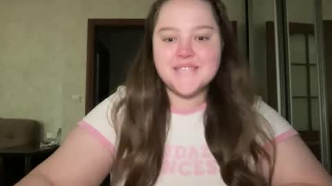 Snapshot of mollyas chatting on 09.24.25 Alice online show from 09.24.25