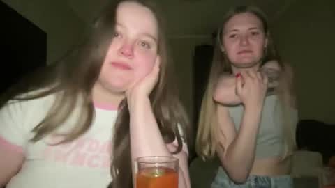 Snapshot of mollyas chatting on 09.26.25 Alice online show from 09.26.25