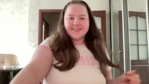 Snapshot of mollyas chatting on 10.13.25 Alice online show from 10.13.25