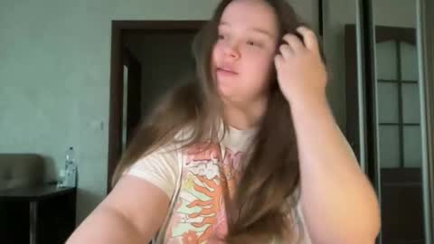 Snapshot of mollyas chatting on 10.18.25 Alice online show from 10.18.25