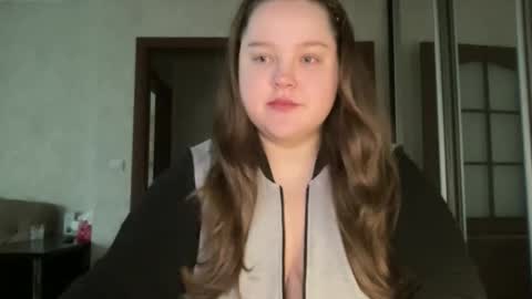 Snapshot of mollyas chatting on 10.21.25 Alice online show from 10.21.25