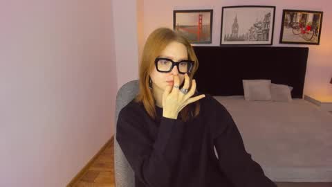 Snapshot of mollydangerous chatting on 12.15.24 Taisha online show from 12.15.24