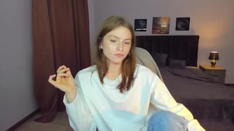 Snapshot of mollydangerous chatting on 12.19.24 Taisha online show from 12.19.24
