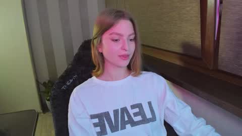 Snapshot of mollydangerous chatting on 11.10.25 Taisha online show from 11.10.25