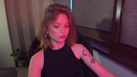 Snapshot of mollydangerous chatting on 11.17.25 Taisha online show from 11.17.25