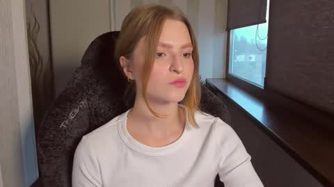 Snapshot of mollydangerous chatting on 11.27.25 Taisha online show from 11.27.25