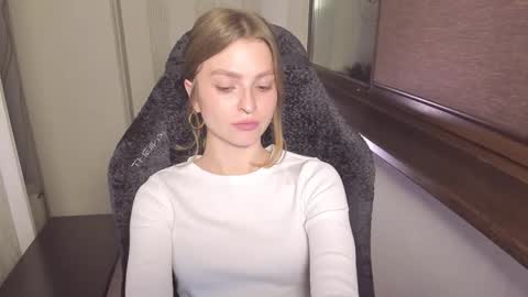 Snapshot of mollydangerous chatting on 12.21.25 Taisha online show from 12.21.25