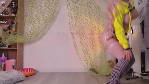 Snapshot of mollyflwers chatting on 03.25.26 mollychan online show from 03.25.26