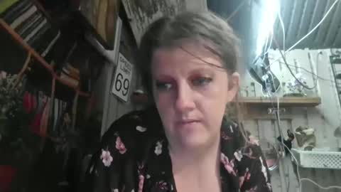 Snapshot of molotovfoxtail chatting on 11.30.25 Molotovfoxtail online show from 11.30.25