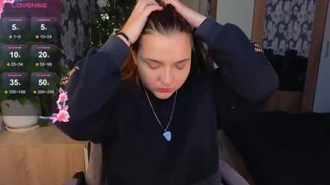 Snapshot of momiji_i chatting on 01.06.26 Leah online show from 01.06.26