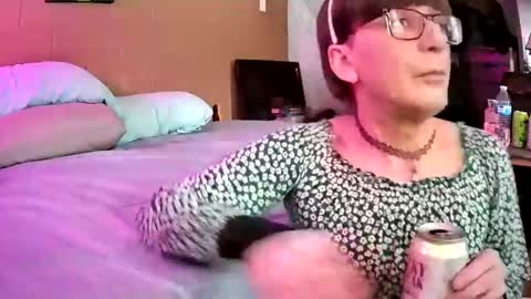 Snapshot of mommamadesissy chatting on 01.18.25 Bink online show from 01.18.25