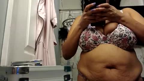 Snapshot of mommybubbles chatting on 01.06.25 Mommy bubbles online show from 01.06.25