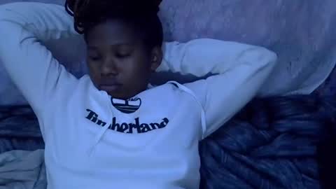 Snapshot of momsdoll chatting on 01.08.26 momsdoll online show from 01.08.26