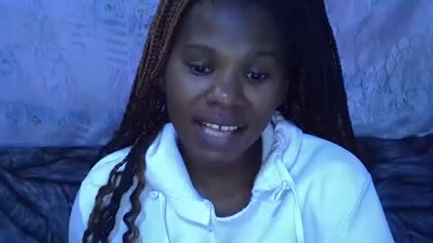 Snapshot of momsdoll chatting on 01.09.26 momsdoll online show from 01.09.26