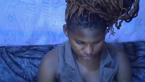 Snapshot of momsdoll chatting on 01.12.26 momsdoll online show from 01.12.26