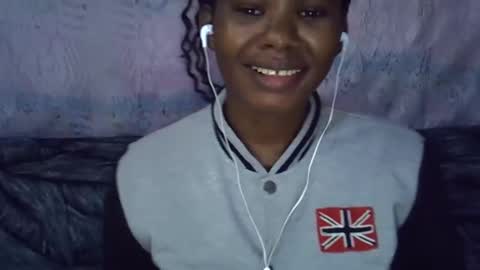 Snapshot of momsdoll chatting on 02.25.26 momsdoll online show from 02.25.26