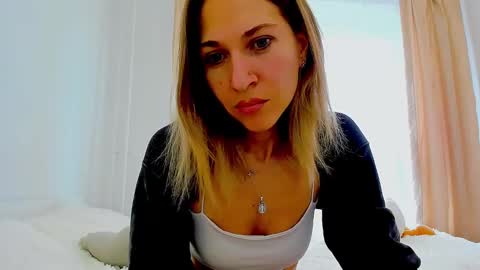 Snapshot of mona_cruz chatting on 01.20.25 Mona online show from 01.20.25