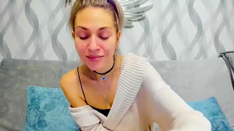 Snapshot of mona_cruz chatting on 02.15.25 Mona online show from 02.15.25