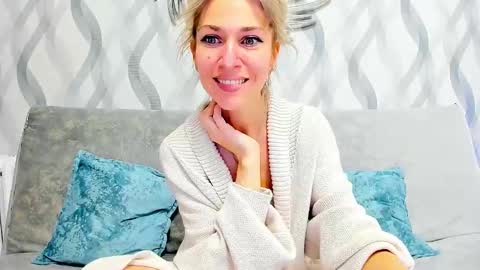 Snapshot of mona_cruz chatting on 02.16.25 Mona online show from 02.16.25