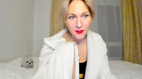 Snapshot of mona_cruz chatting on 03.10.25 Mona online show from 03.10.25