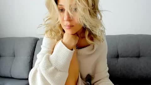 Snapshot of mona_cruz chatting on 10.23.25 Mona online show from 10.23.25