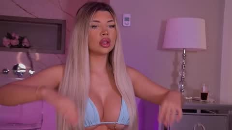 Snapshot of monique_celeste chatting on 09.30.25 Moni online show from 09.30.25