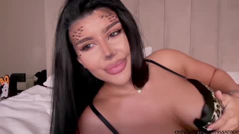 Snapshot of moniqueeass chatting on 10.31.25 Alessia online show from 10.31.25