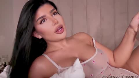 Snapshot of moniqueeass chatting on 11.02.25 Alessia online show from 11.02.25