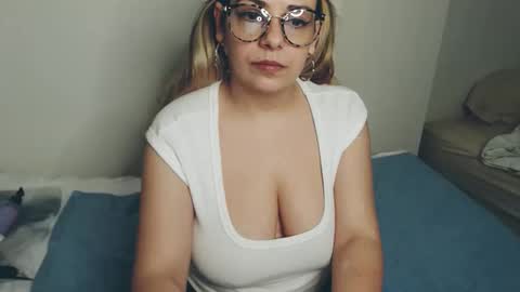 Snapshot of montserrat123 chatting on 02.14.26 Monse online show from 02.14.26