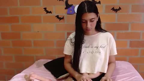 Snapshot of montserrat_jay chatting on 10.29.25 Luisa online show from 10.29.25