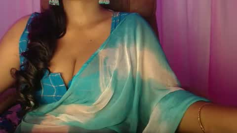 Snapshot of moody_maya chatting on 10.08.25 Maya online show from 10.08.25