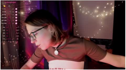 Snapshot of moon__girl chatting on 12.06.24 Roxy online show from 12.06.24