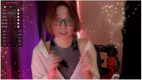 Snapshot of moon__girl chatting on 12.20.24 Roxy online show from 12.20.24