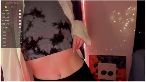 Snapshot of moon__girl chatting on 01.22.25 Roxy online show from 01.22.25