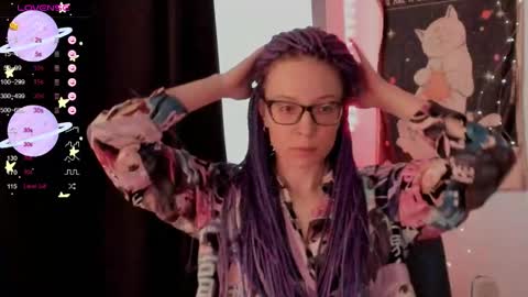 Snapshot of moon__girl chatting on 10.05.25 Roxy online show from 10.05.25