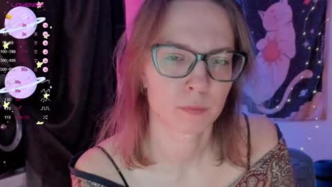 Snapshot of moon__girl chatting on 10.22.25 Roxy online show from 10.22.25