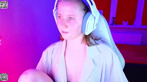 Snapshot of moon_avengers chatting on 11.29.25 Lola online show from 11.29.25