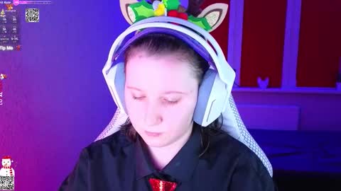 Snapshot of moon_avengers chatting on 12.17.25 Lola online show from 12.17.25