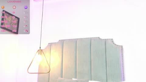 Snapshot of moon_blue95 chatting on 04.30.26 Moon online show from 04.30.26