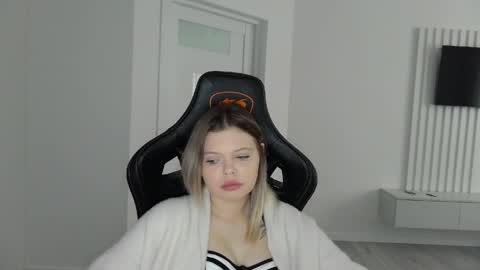 Snapshot of moon_lili chatting on 03.22.26 moon_lili online show from 03.22.26