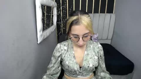 MOON SHUT online show from 03.12.26