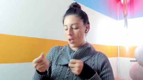 Snapshot of moon_winy chatting on 10.02.25 Winy online show from 10.02.25